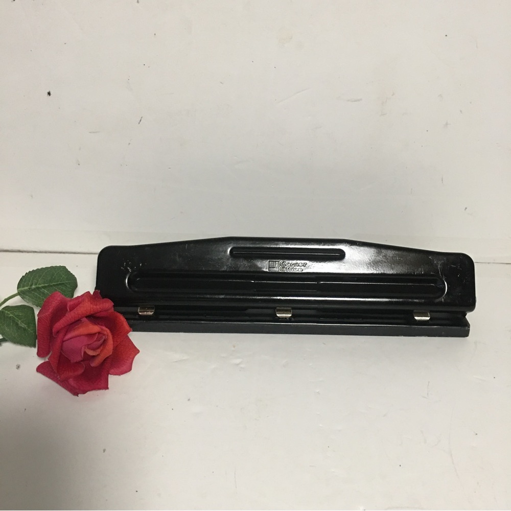 Corner Office Adjustable 3 Hole 10 Page Capacity Punch